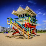 Une cabine de sauveteurs colorée sur la plage de Miami Beach
