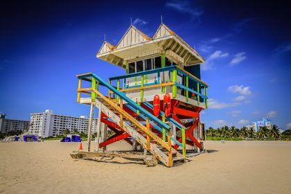 Une cabine de sauveteurs colorée sur la plage de Miami Beach