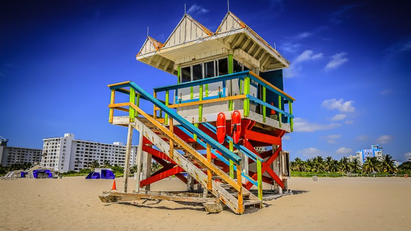 Une cabine de sauveteurs colorée sur la plage de Miami Beach