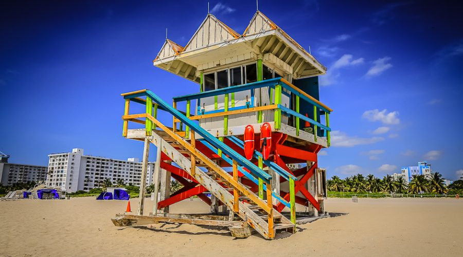Une cabine de sauveteurs colorée sur la plage de Miami Beach