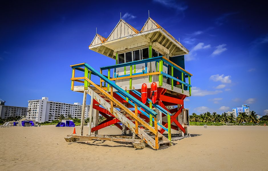 Une cabine de sauveteurs colorée sur la plage de Miami Beach