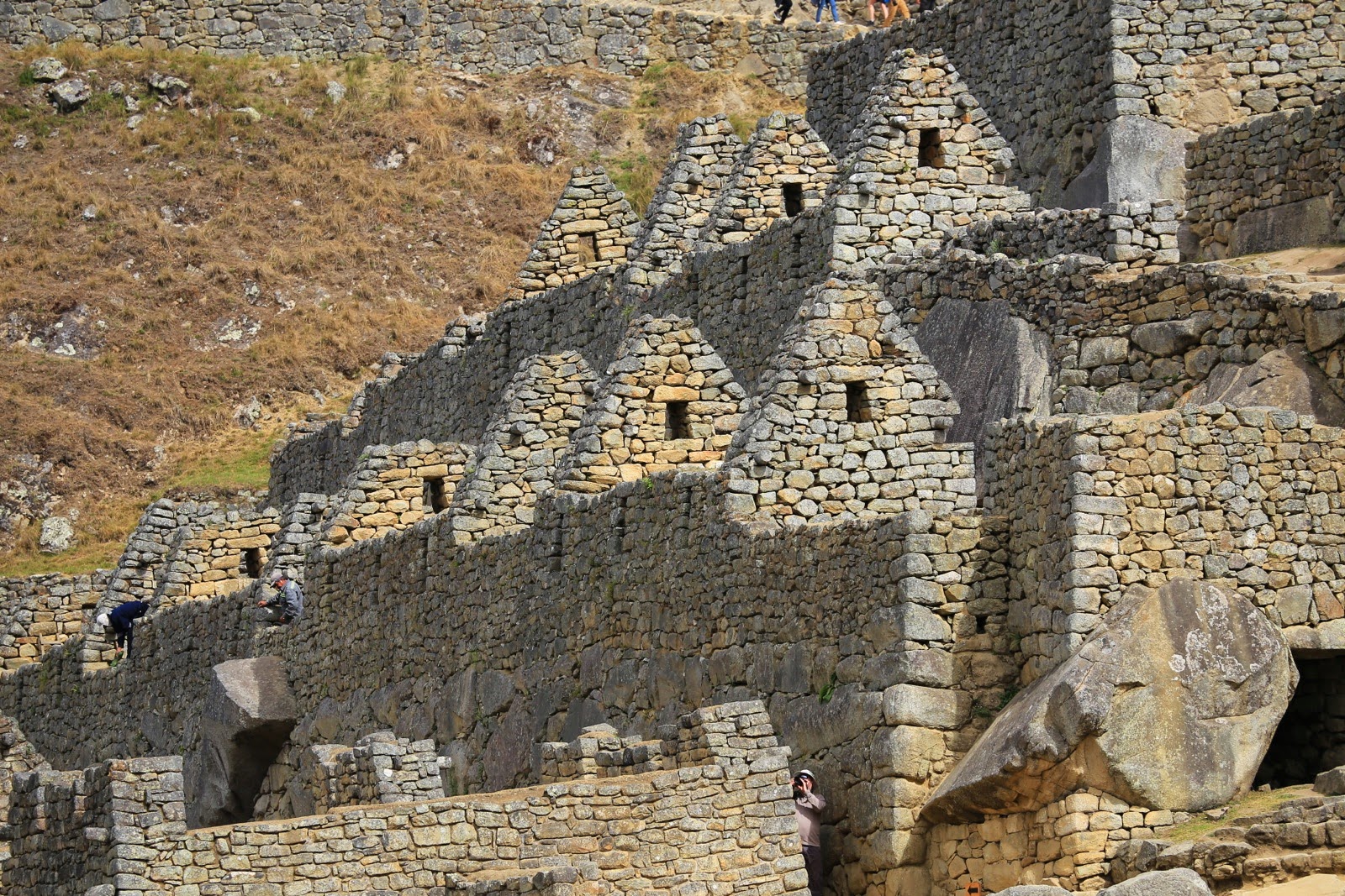 Maisons incas aux pignons de pierre