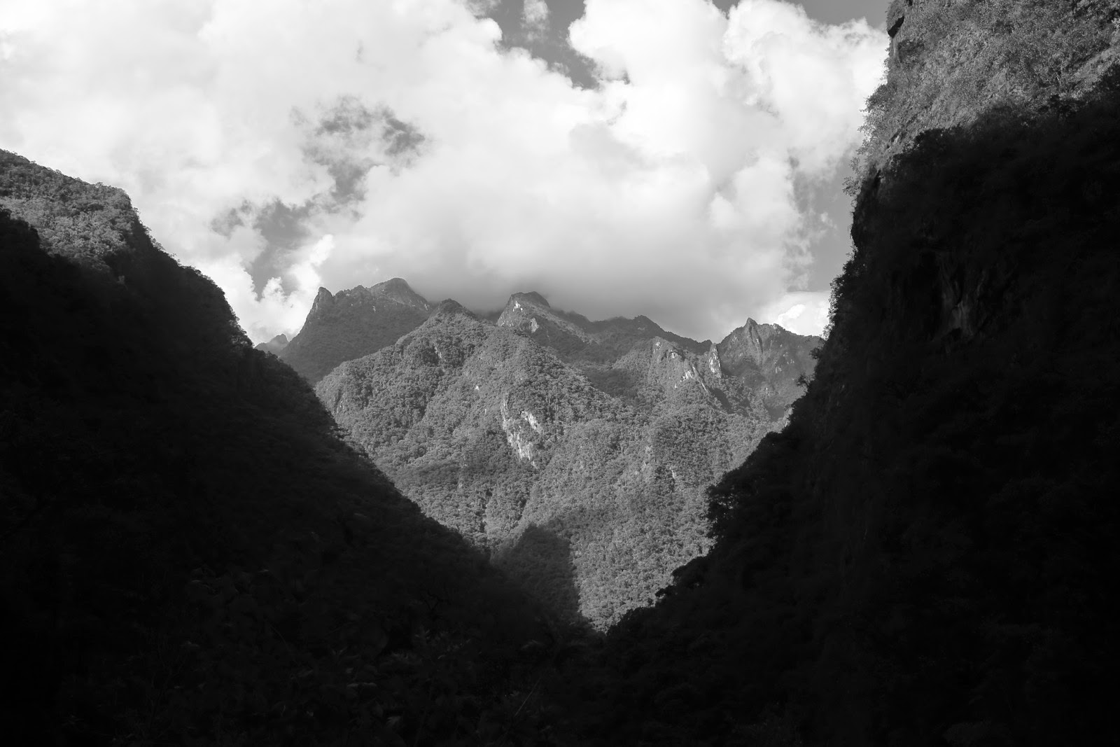 Montagnes entre deux versants, en noir et blanc