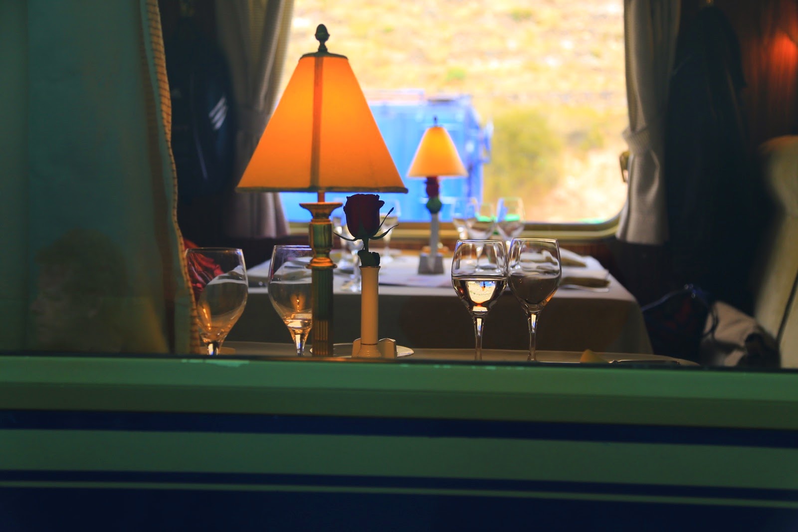 Table dressée et lampe à travers la fenêtre du Hiram Bingham