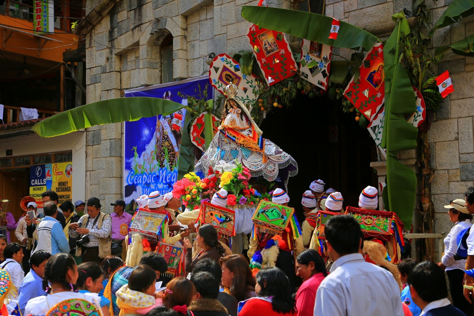 Procession et autel fleuri pendant la fête
