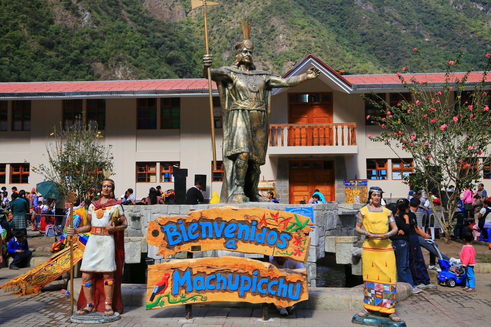 Statue inca et panneau Bienvenidos Machupicchu sur la place d’Aguas Calientes