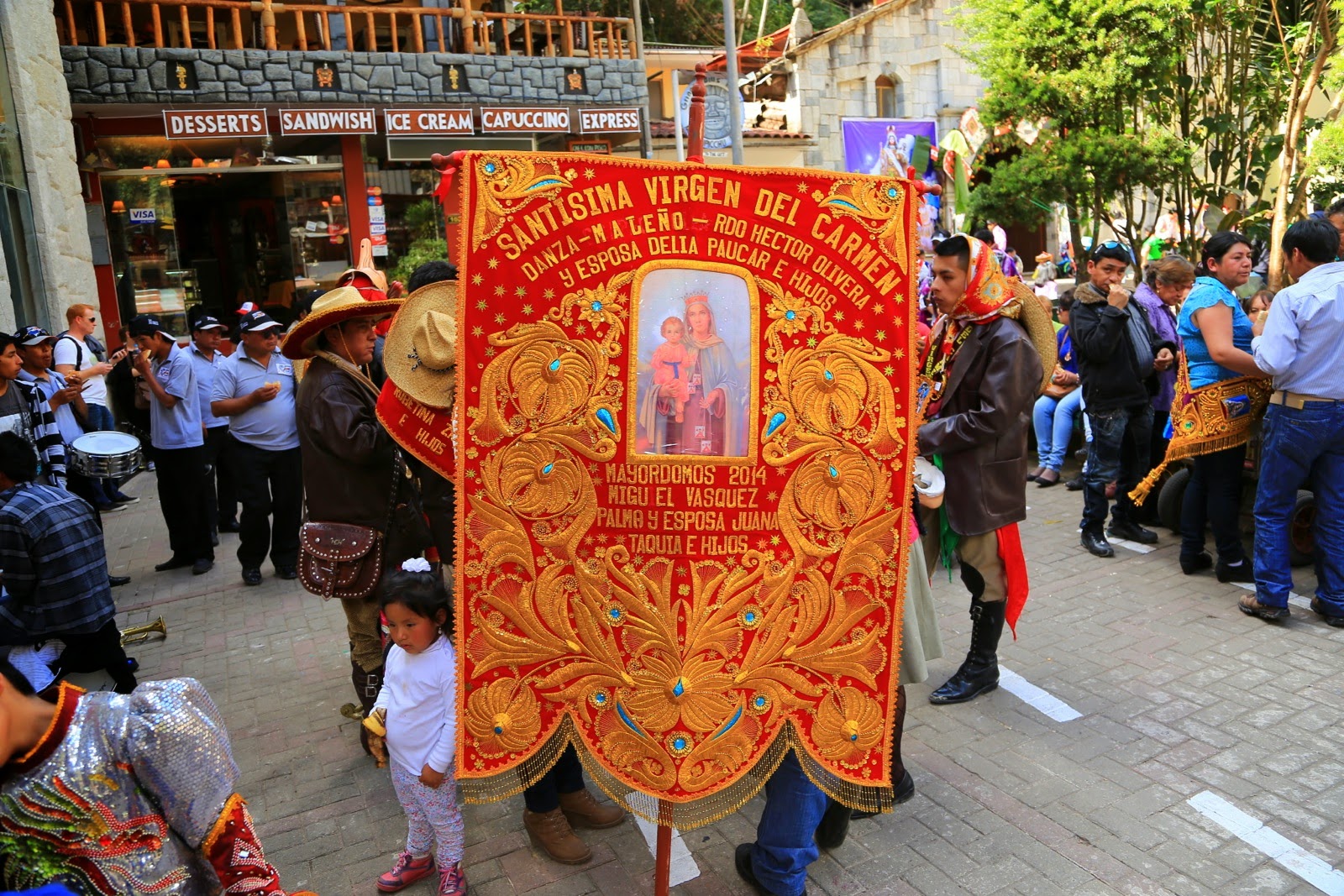 Bannière brodée de la Virgen del Carmen portée en procession