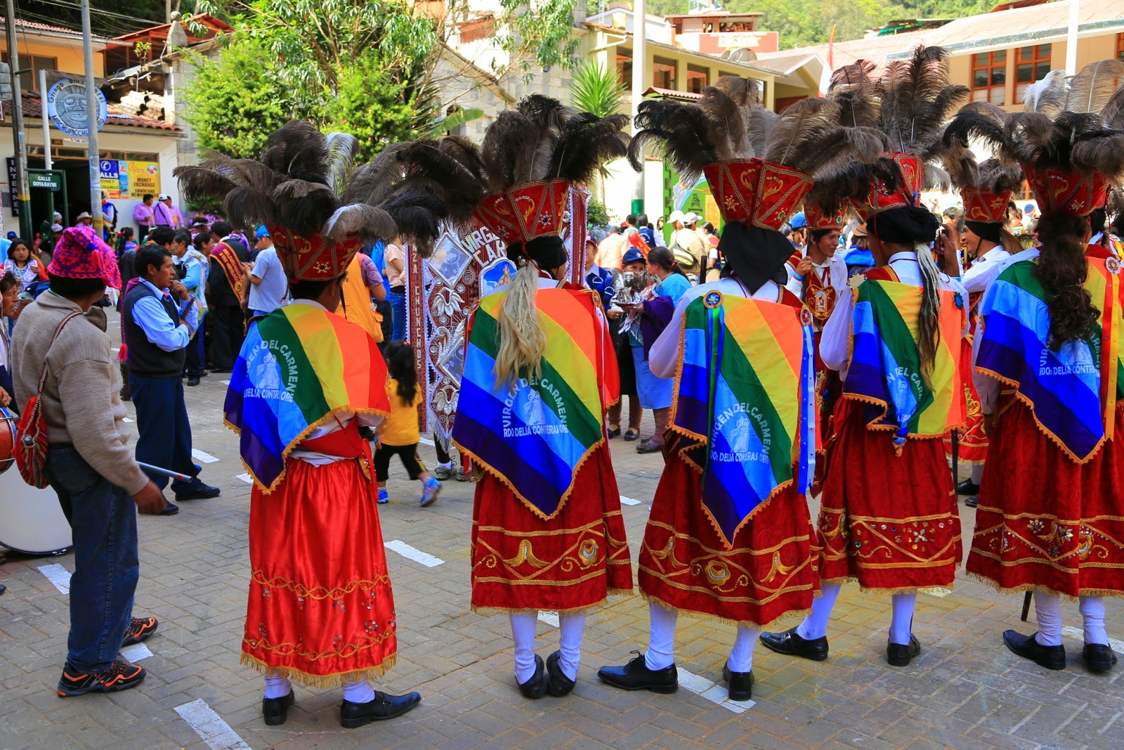Danseurs en costumes colorés défilant à Aguas Calientes