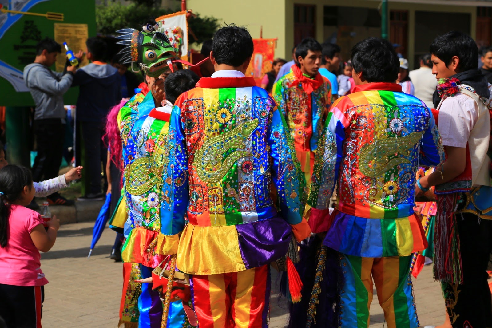 Costumes aux couleurs vives lors de la fête de la Vierge du Carmen