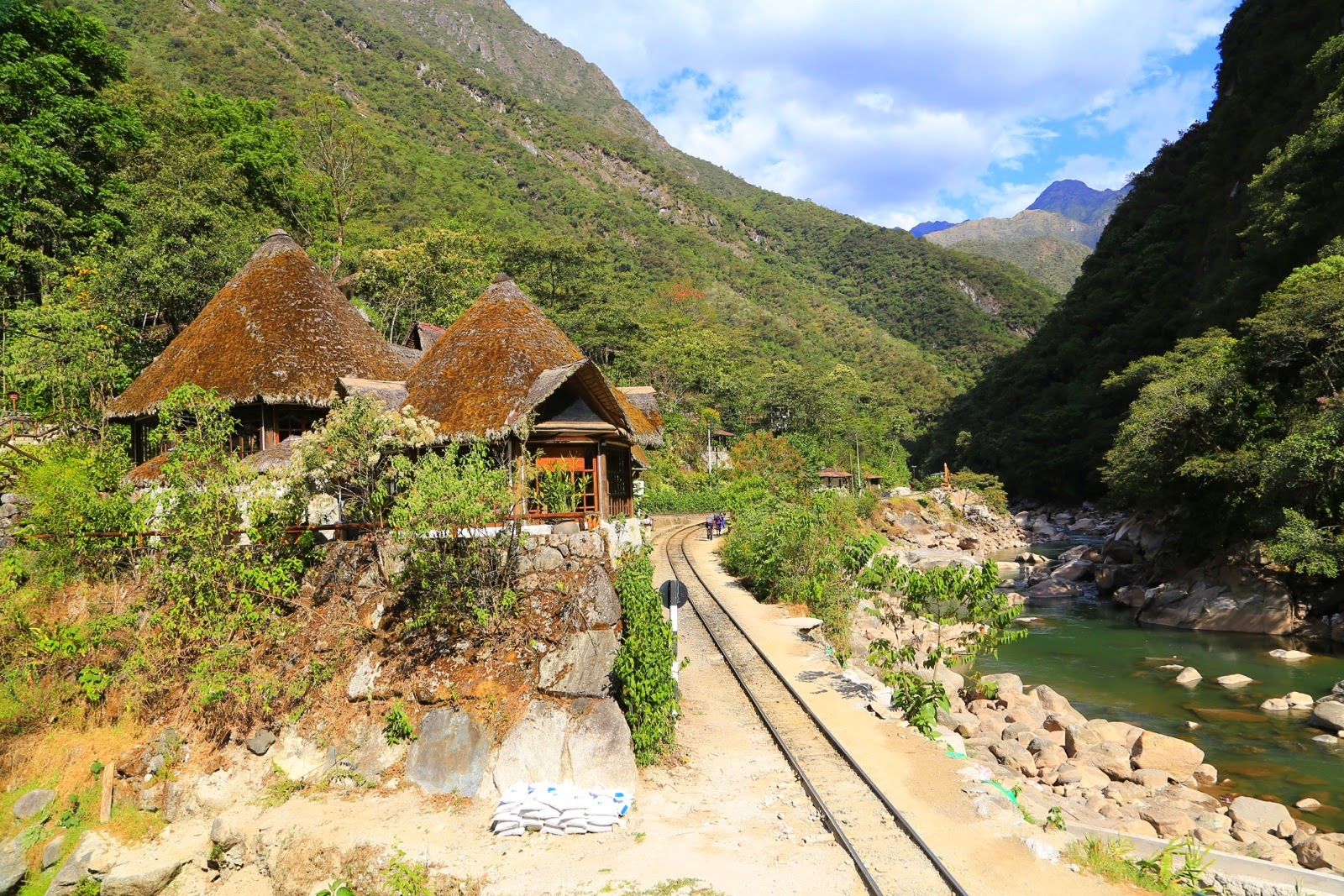 Voie ferrée et cabanes au fond de la vallée