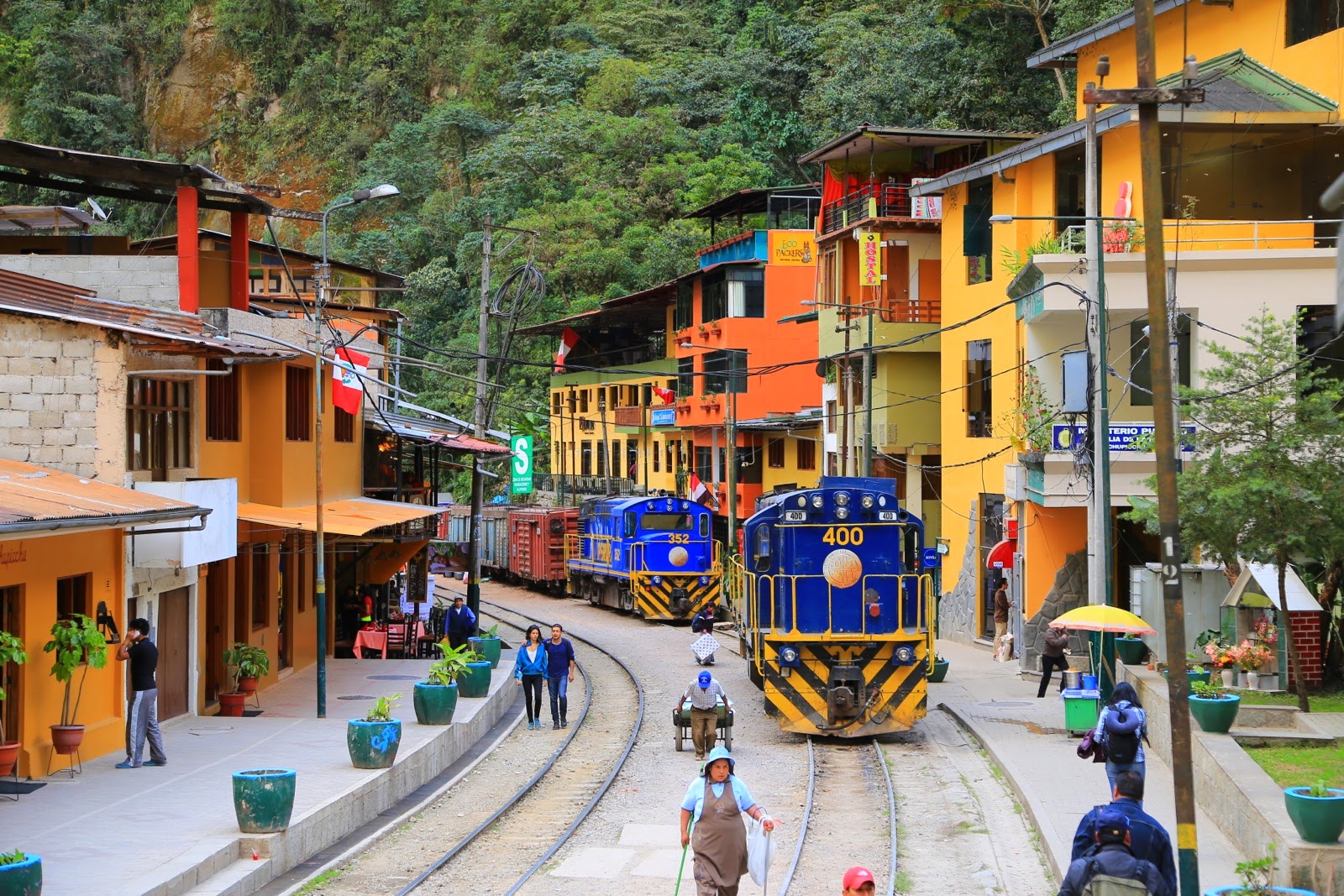 Train dans la rue principale d’Aguas Calientes