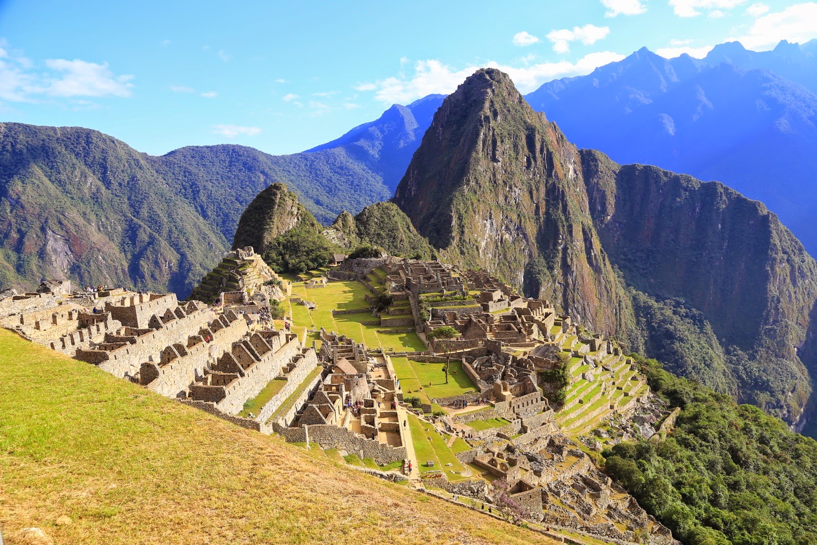 Vue classique de la citadelle du Machu Picchu et du Wayna Picchu