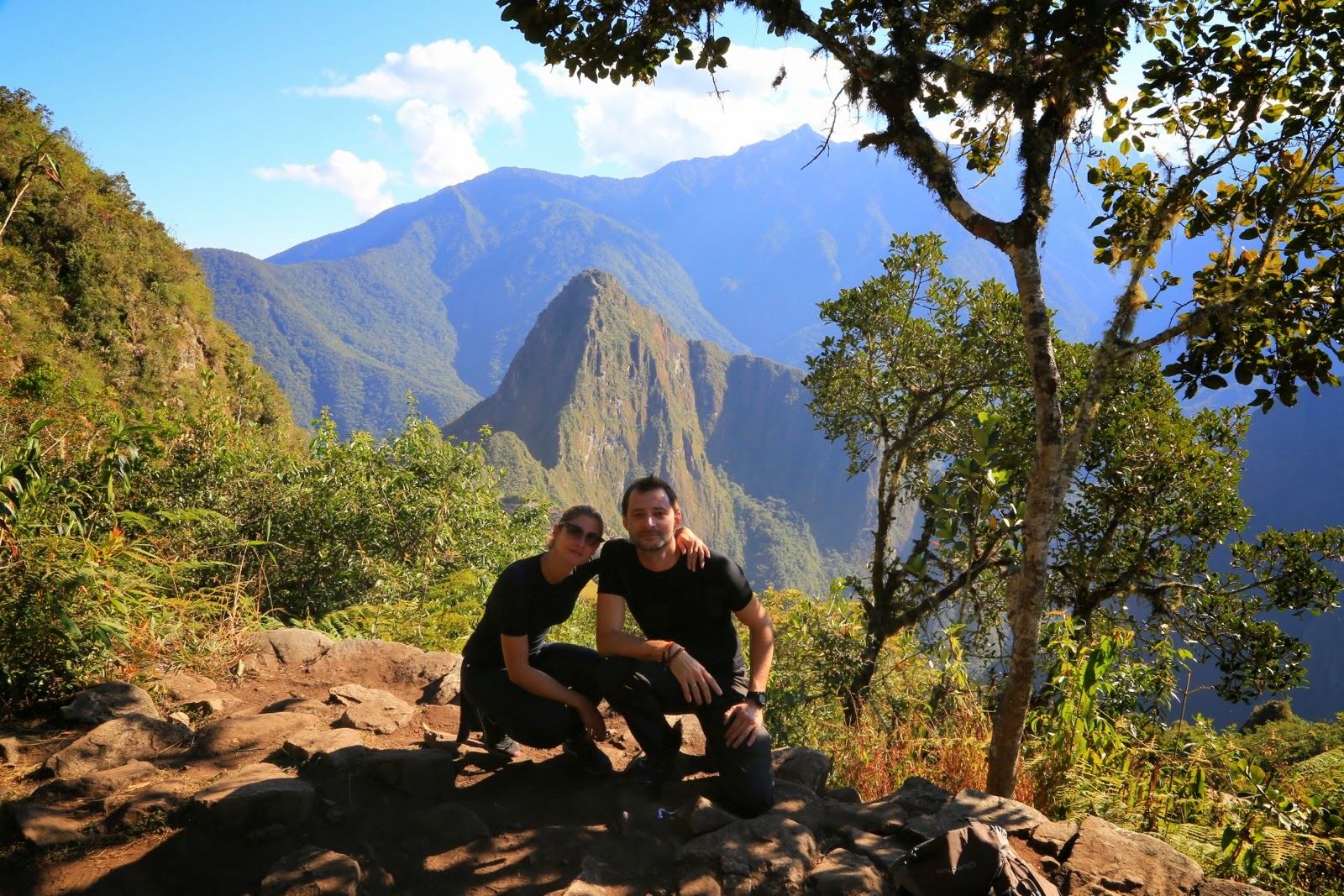 Pause sur le sentier de la Montaña, face aux sommets