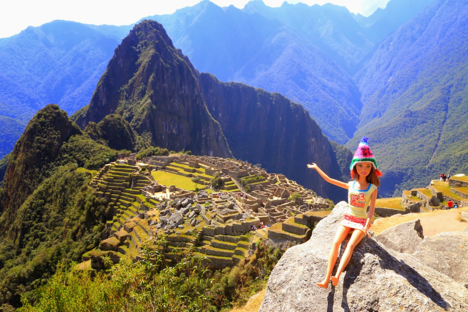 Barbie pose devant la citadelle et le Wayna Picchu