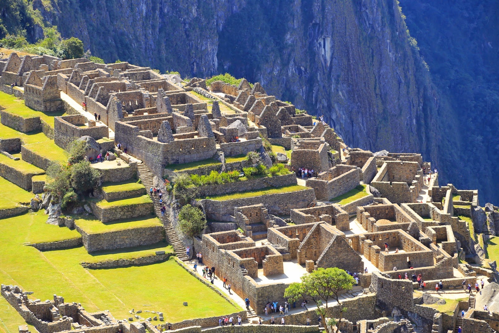 Ruines en terrasses au bord du ravin