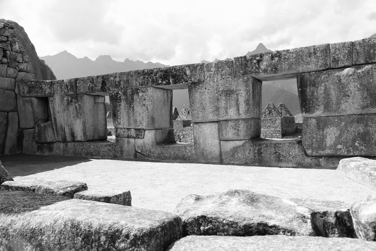 Mur aux niches trapézoïdales en noir et blanc