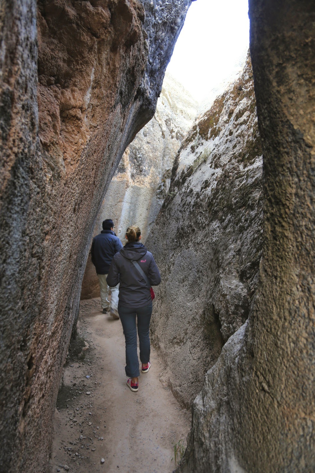Couloir étroit taillé dans la roche