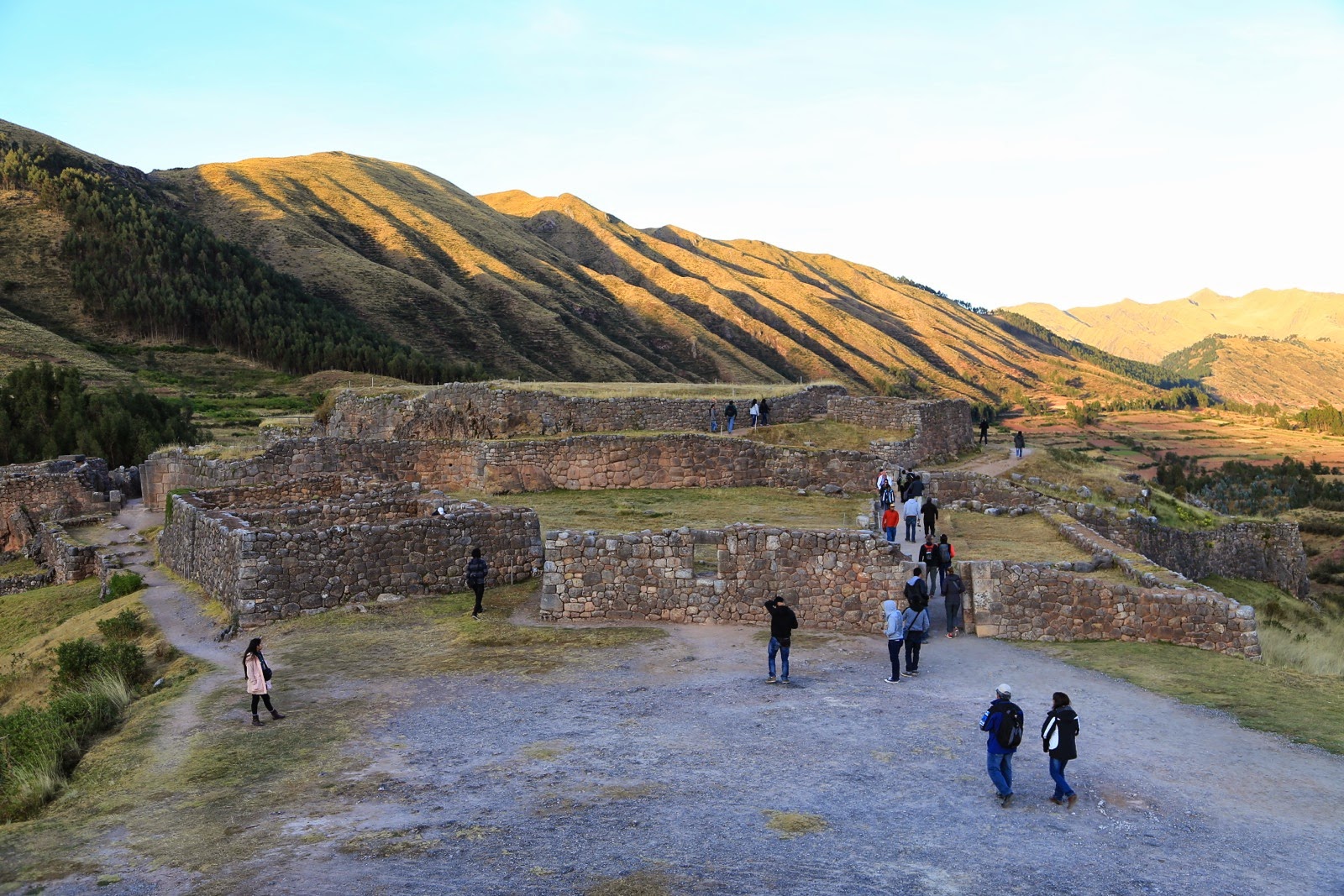 Visiteurs sur le site de Pukapukara