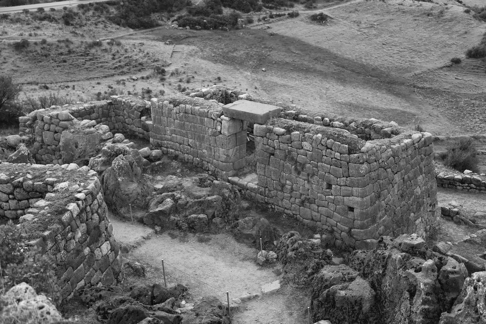 Ruines de Pukapukara en noir et blanc