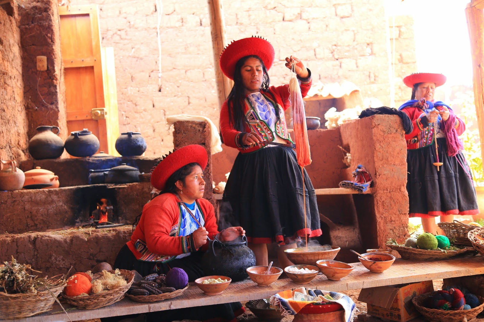 Femmes en tenue traditionnelle au marché artisanal