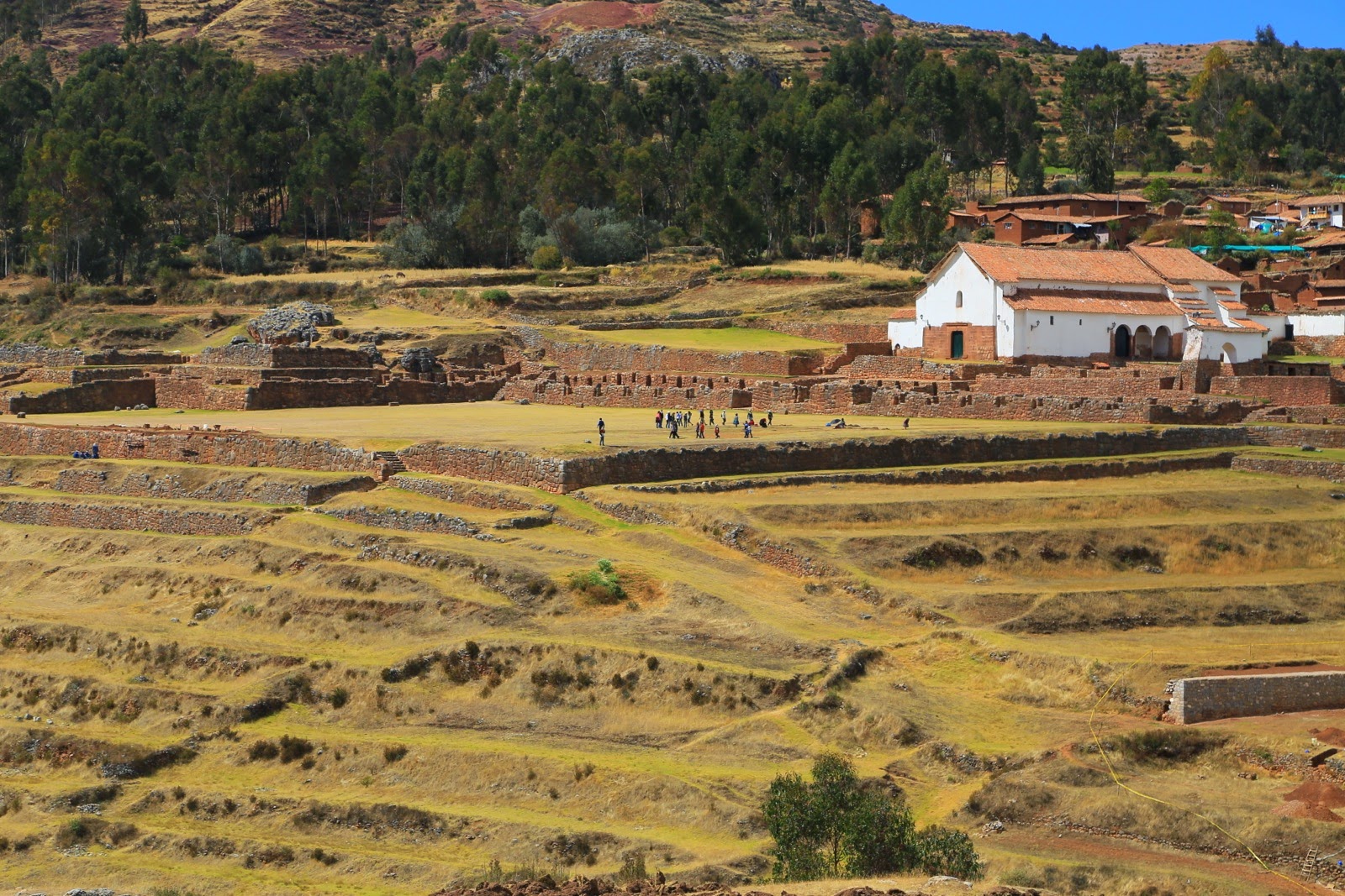 Terrasses et église coloniale de Chinchero