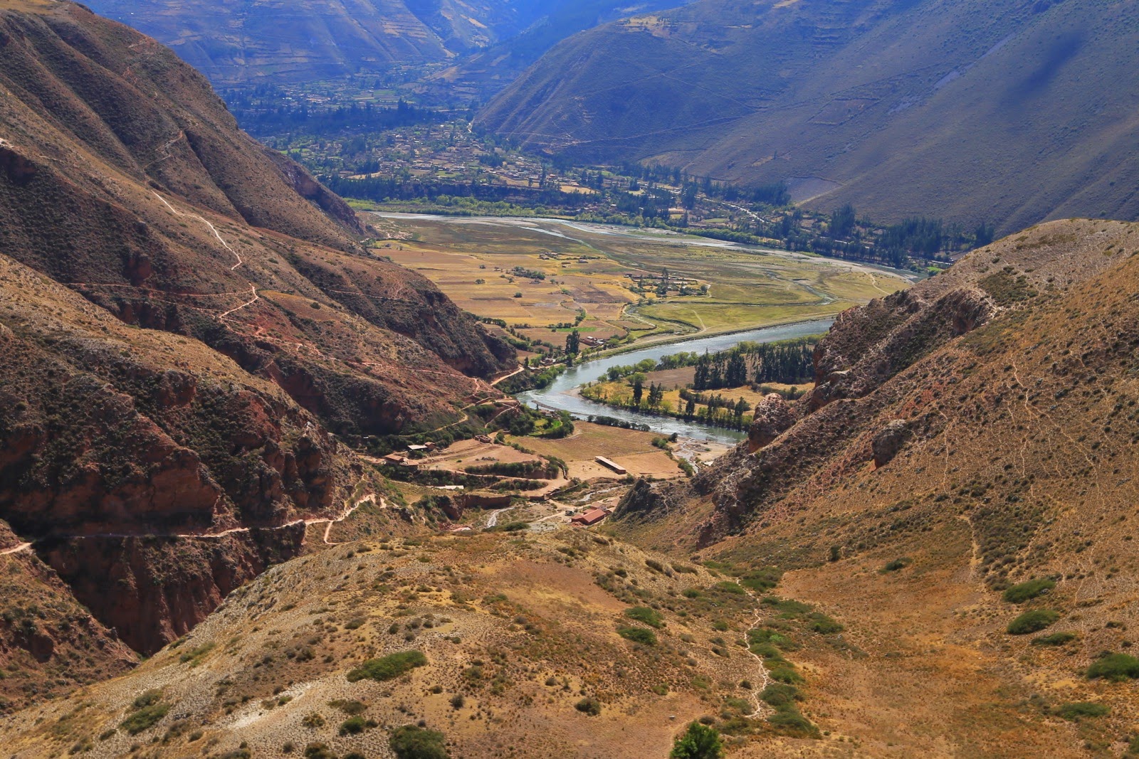 Vallée et salines en contrebas