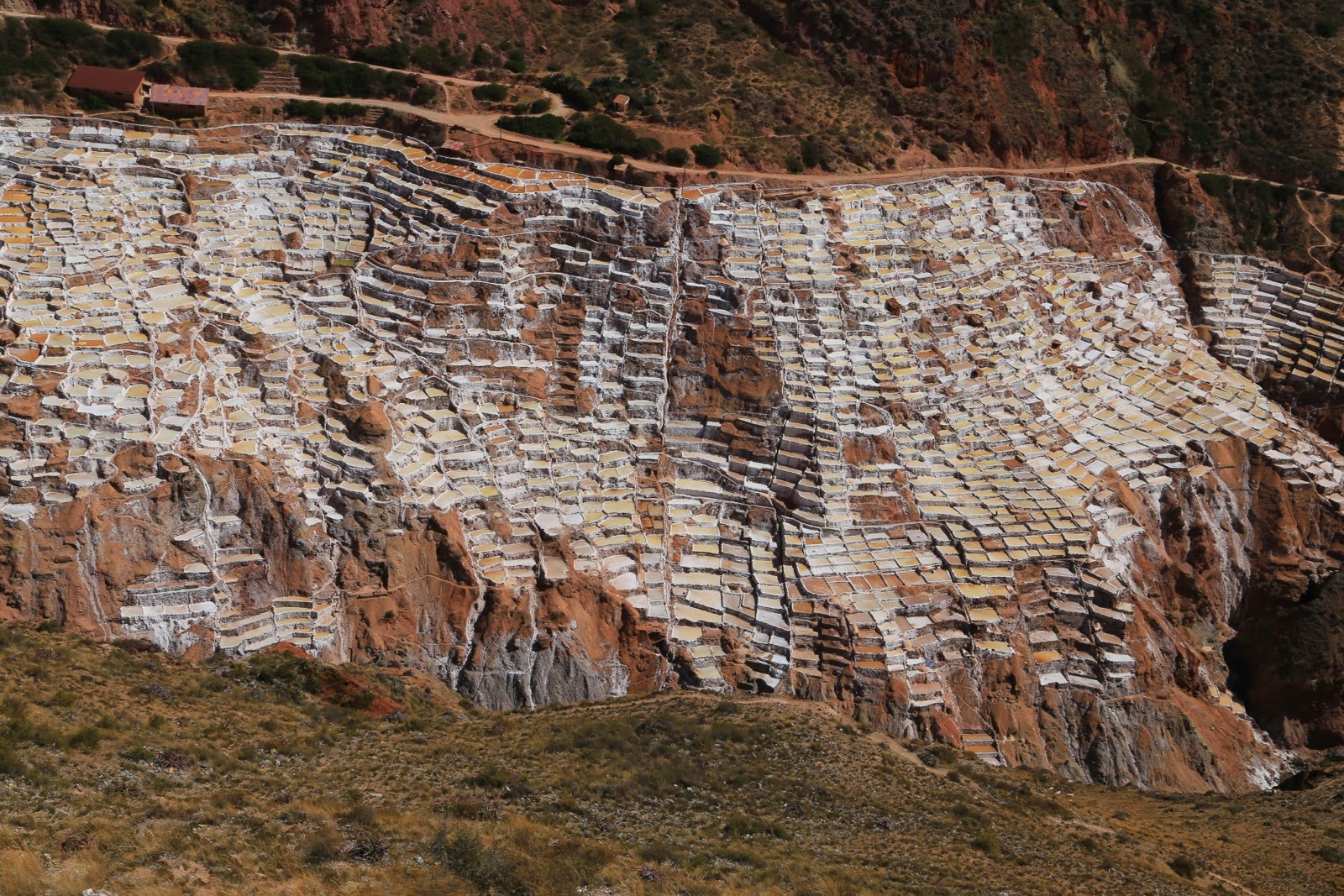 Salines accrochées à la montagne