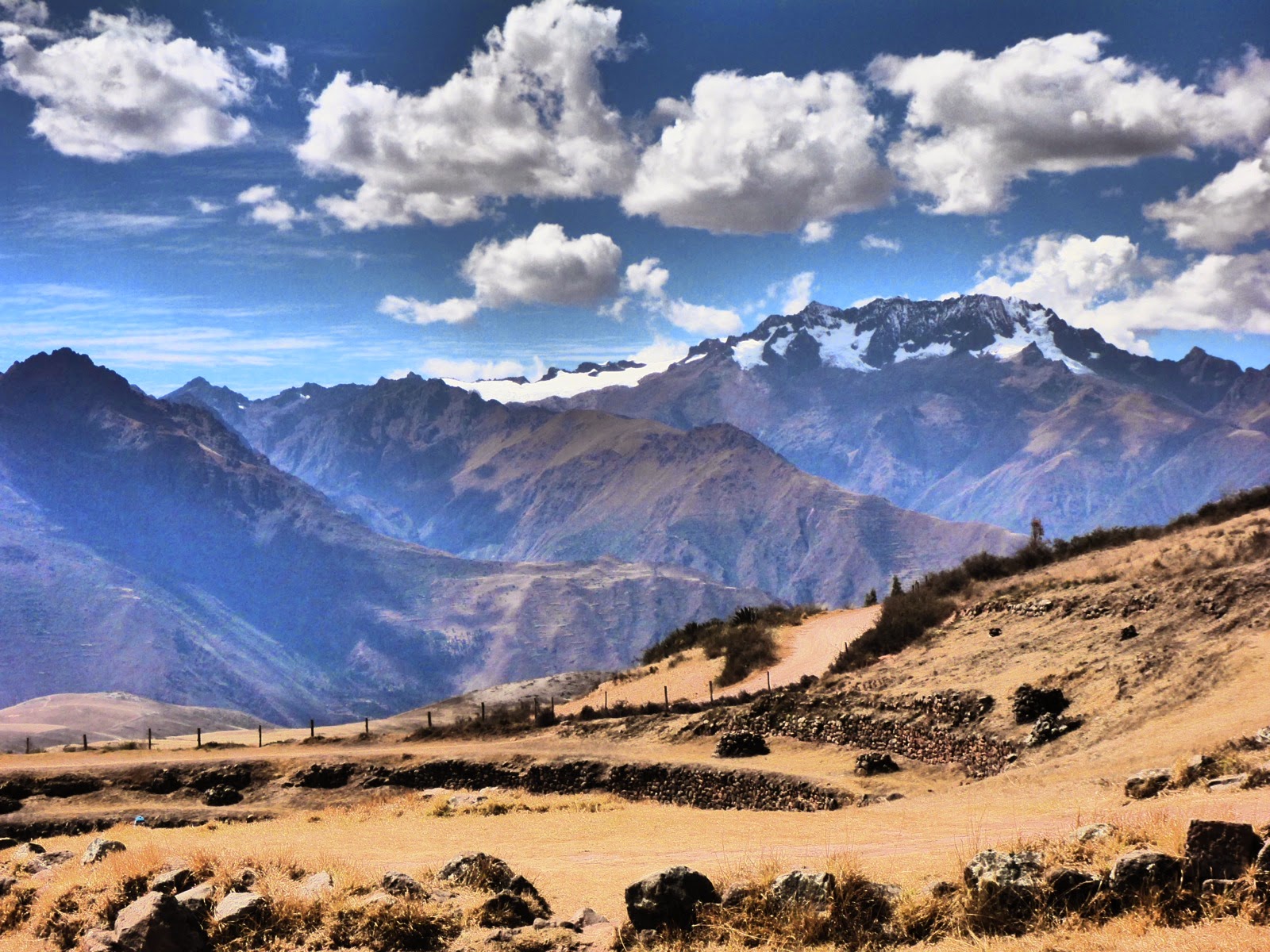 Cordillère et nuages au-dessus de la Vallée Sacrée