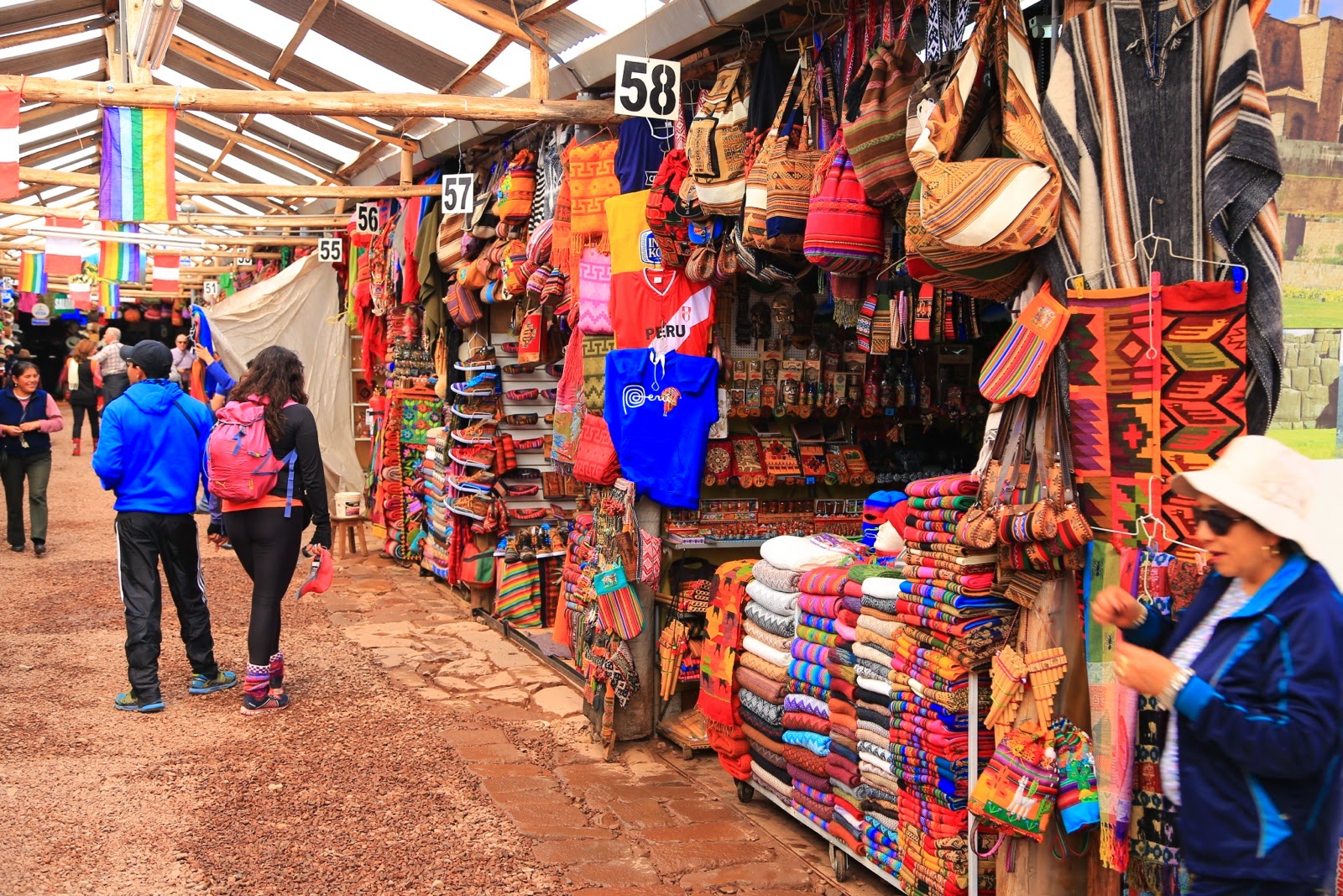 Étals d’artisanat dans une cour