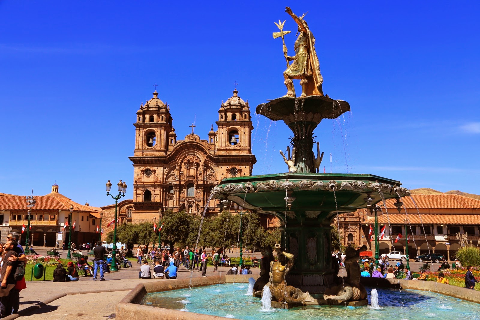 Fontaine et église de la Plaza de Armas