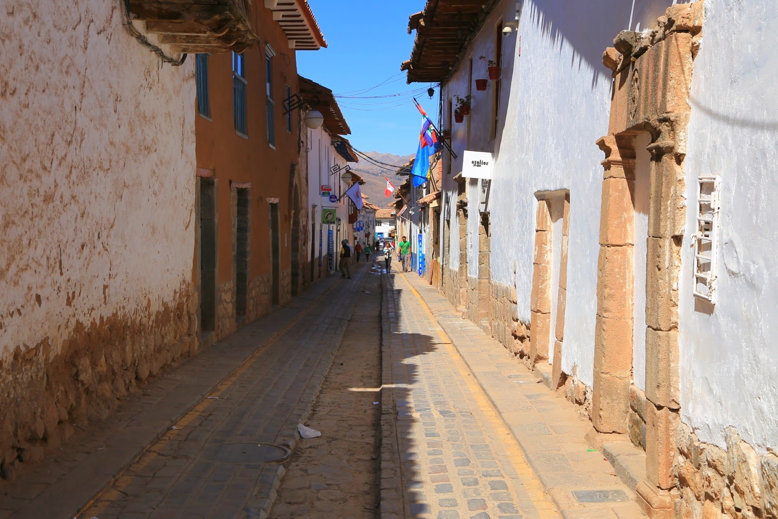 Ruelle pavée en pente
