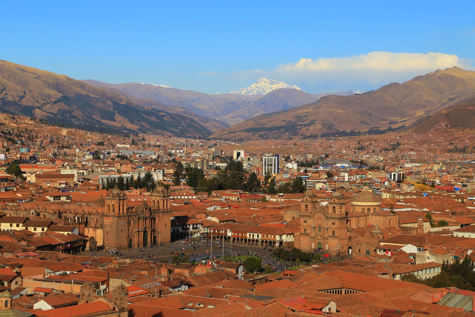 Vue sur les toits de Cuzco et les montagnes