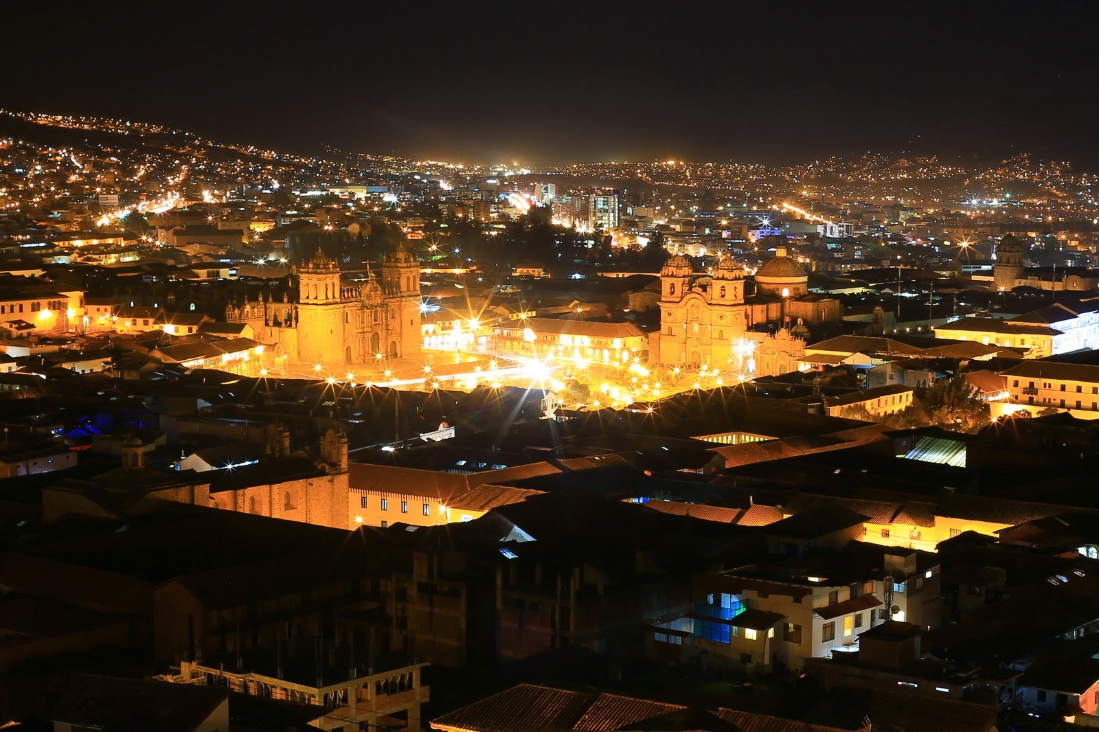 Cuzco illuminée la nuit depuis notre rooftop