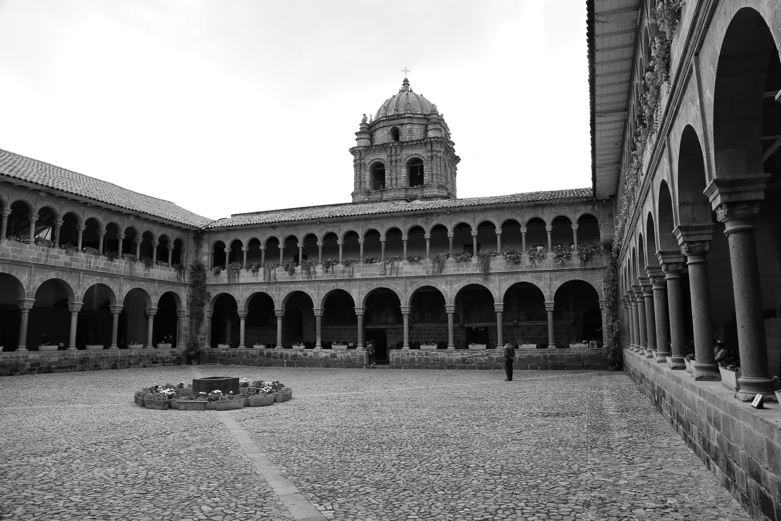 Cloître du couvent en noir et blanc