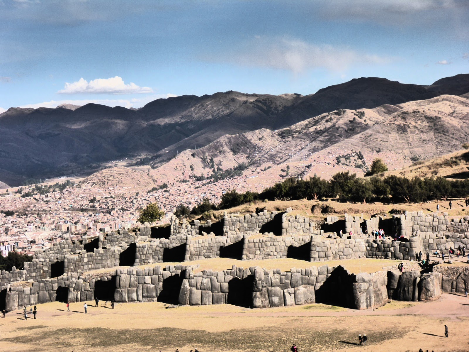 Ruines de Sacsayhuamán et collines