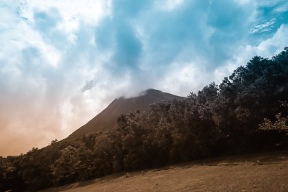 Le volcan Arenal sous un ciel rose au coucher du soleil