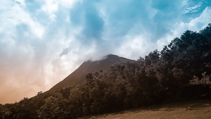 Le volcan Arenal sous un ciel rose au coucher du soleil