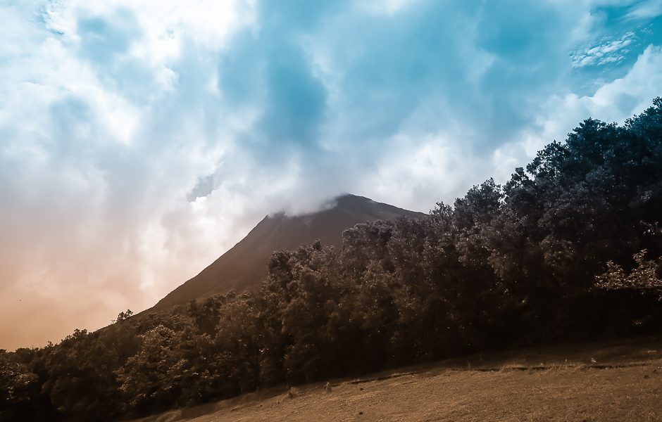 Le volcan Arenal sous un ciel rose au coucher du soleil