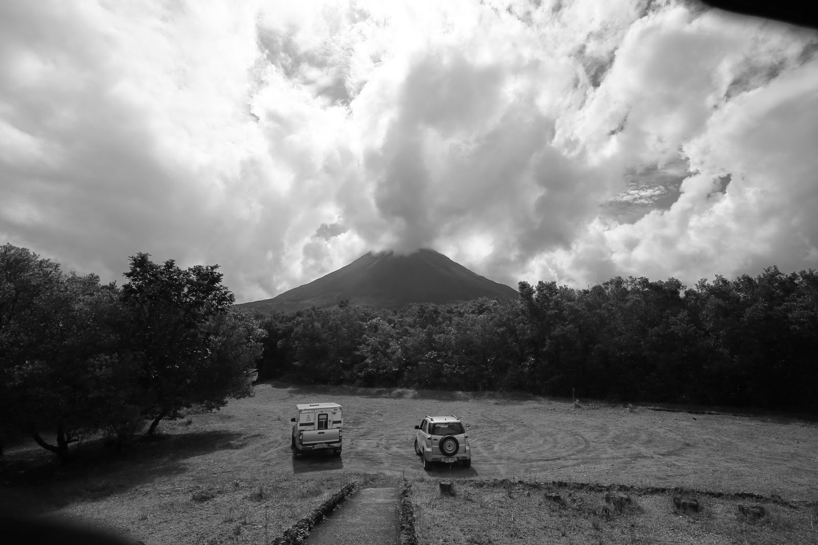 Le cône de l’Arenal au-dessus du parking, en noir et blanc