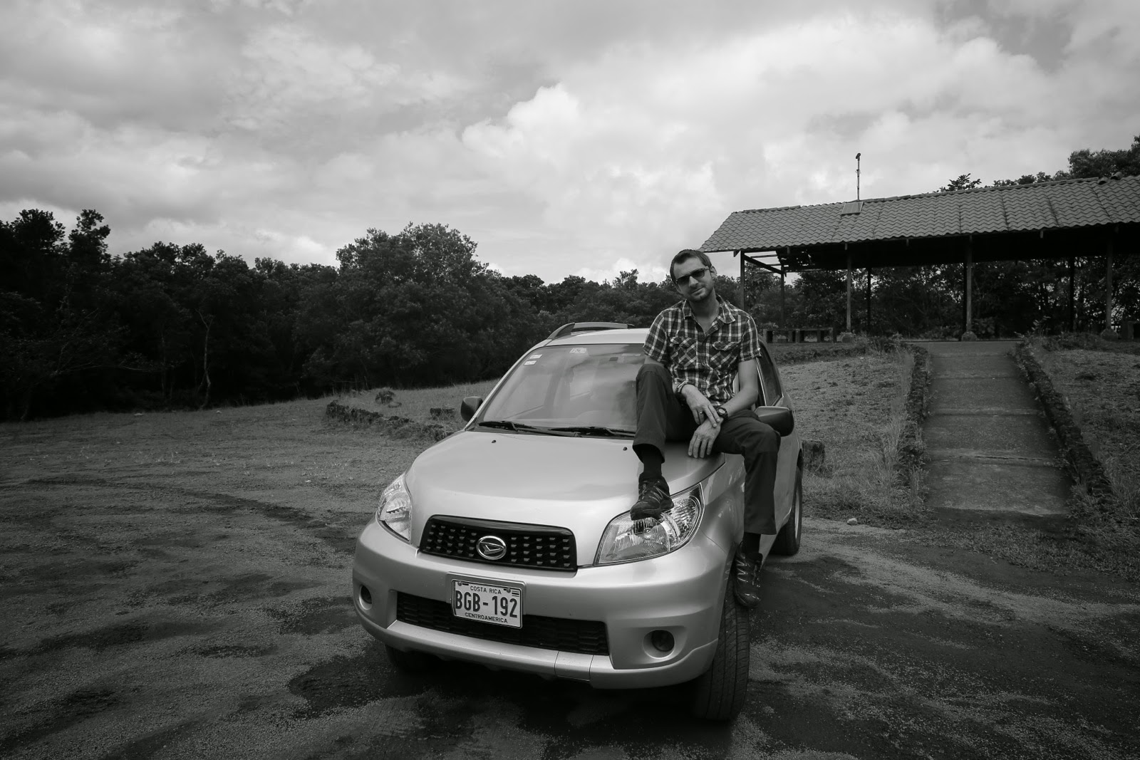 Pause sur le capot de la voiture de location