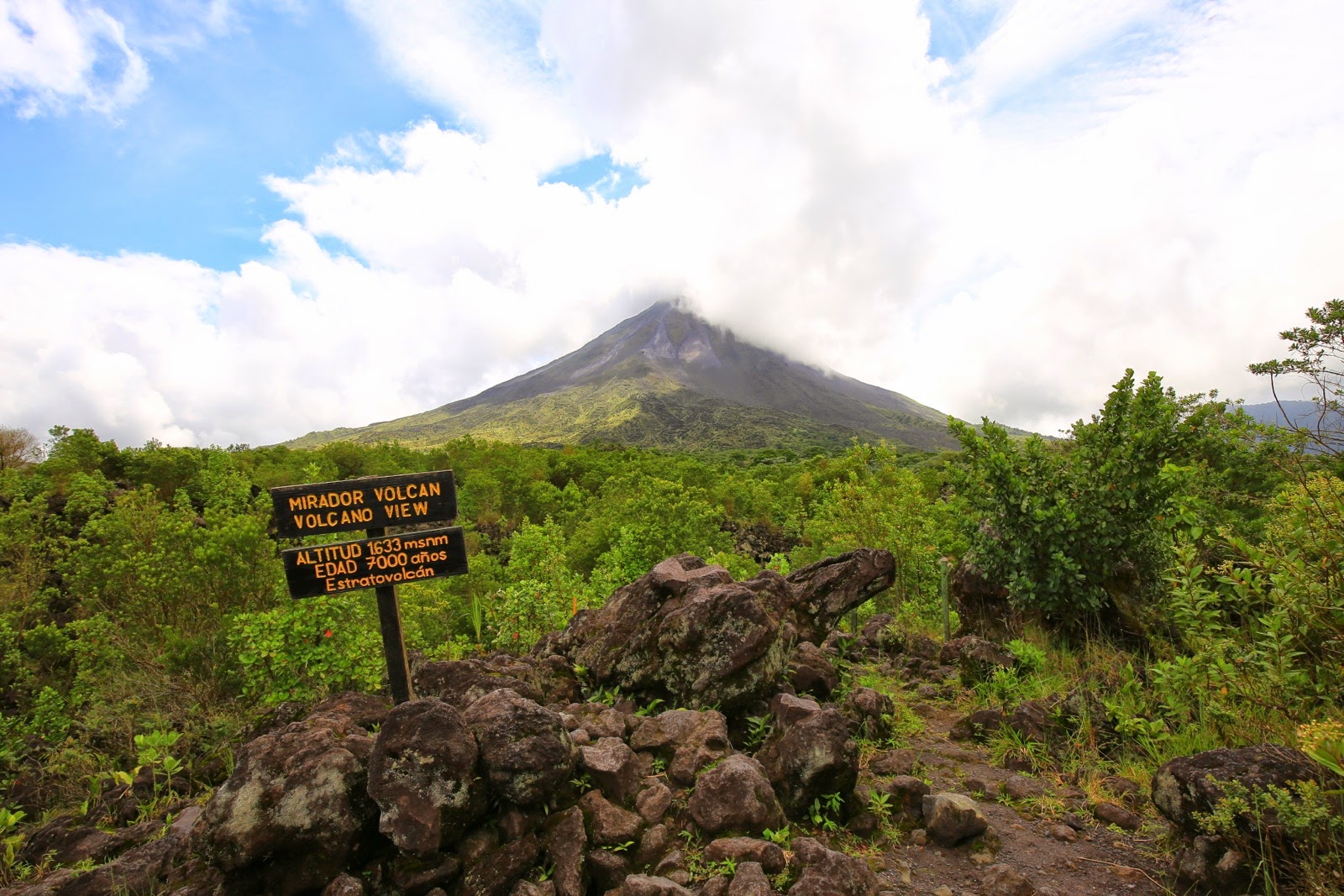 Le volcan Arenal derrière un panneau du parc national