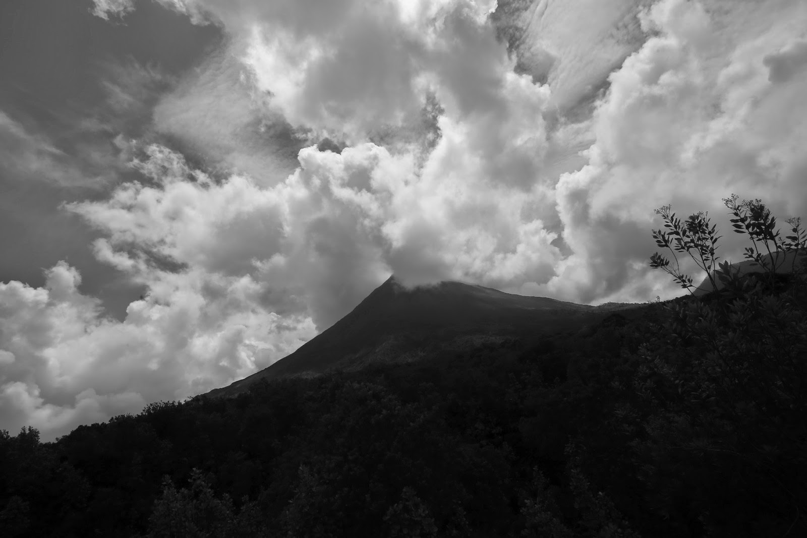 Silhouette du volcan Arenal sous les nuages