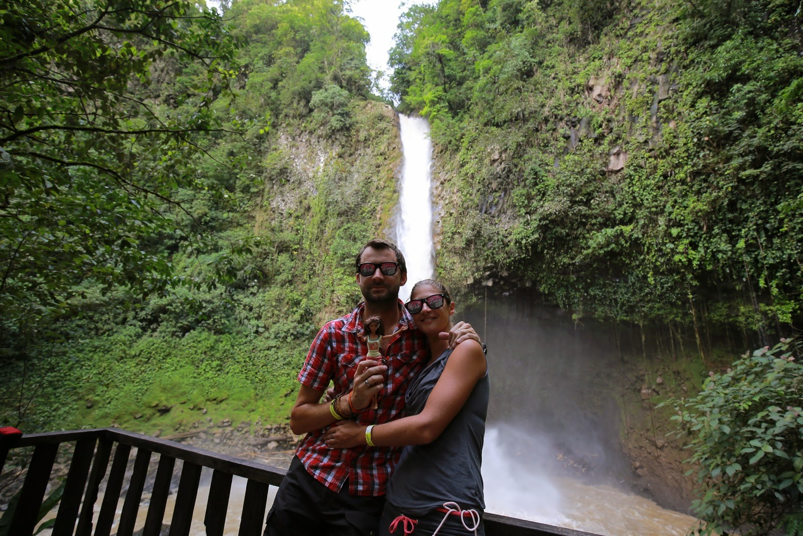 Un couple devant la cascade La Fortuna