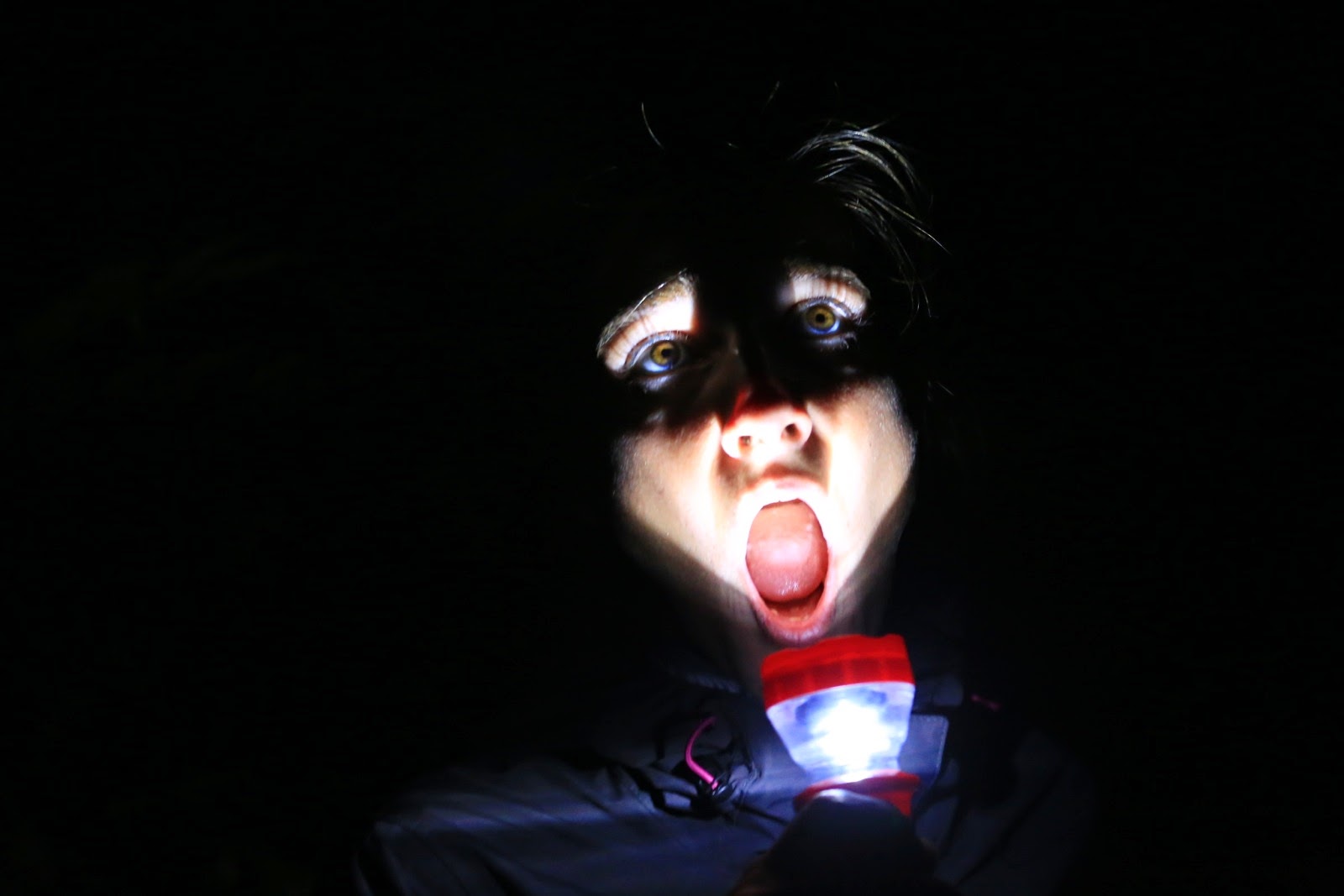 Une lampe frontale dans la nuit, avant la marche nocturne