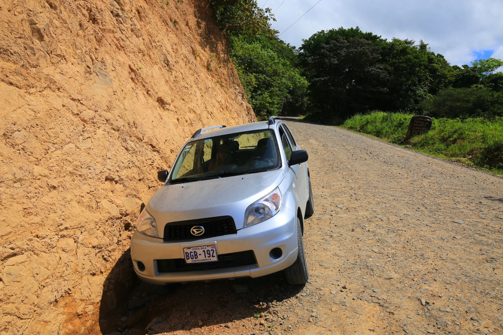 Notre voiture de location sur la piste de gravier vers Monteverde