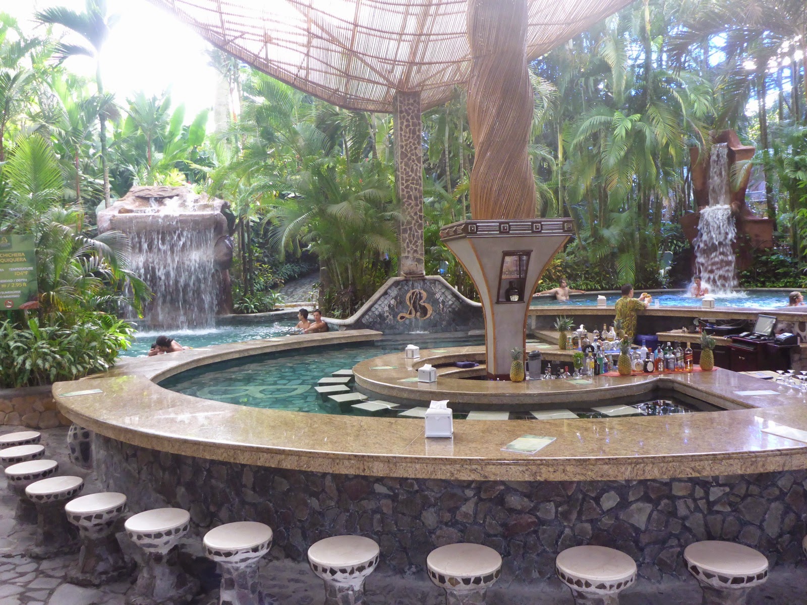 Le bar au milieu d’un bassin des sources chaudes