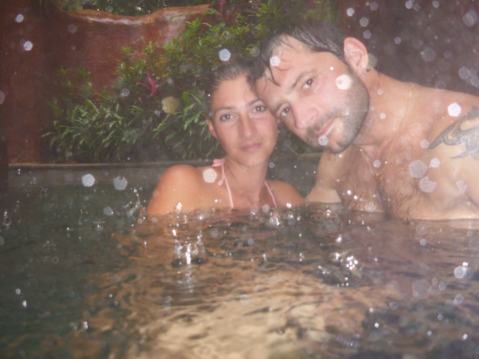 Un couple dans un bassin d’eau chaude