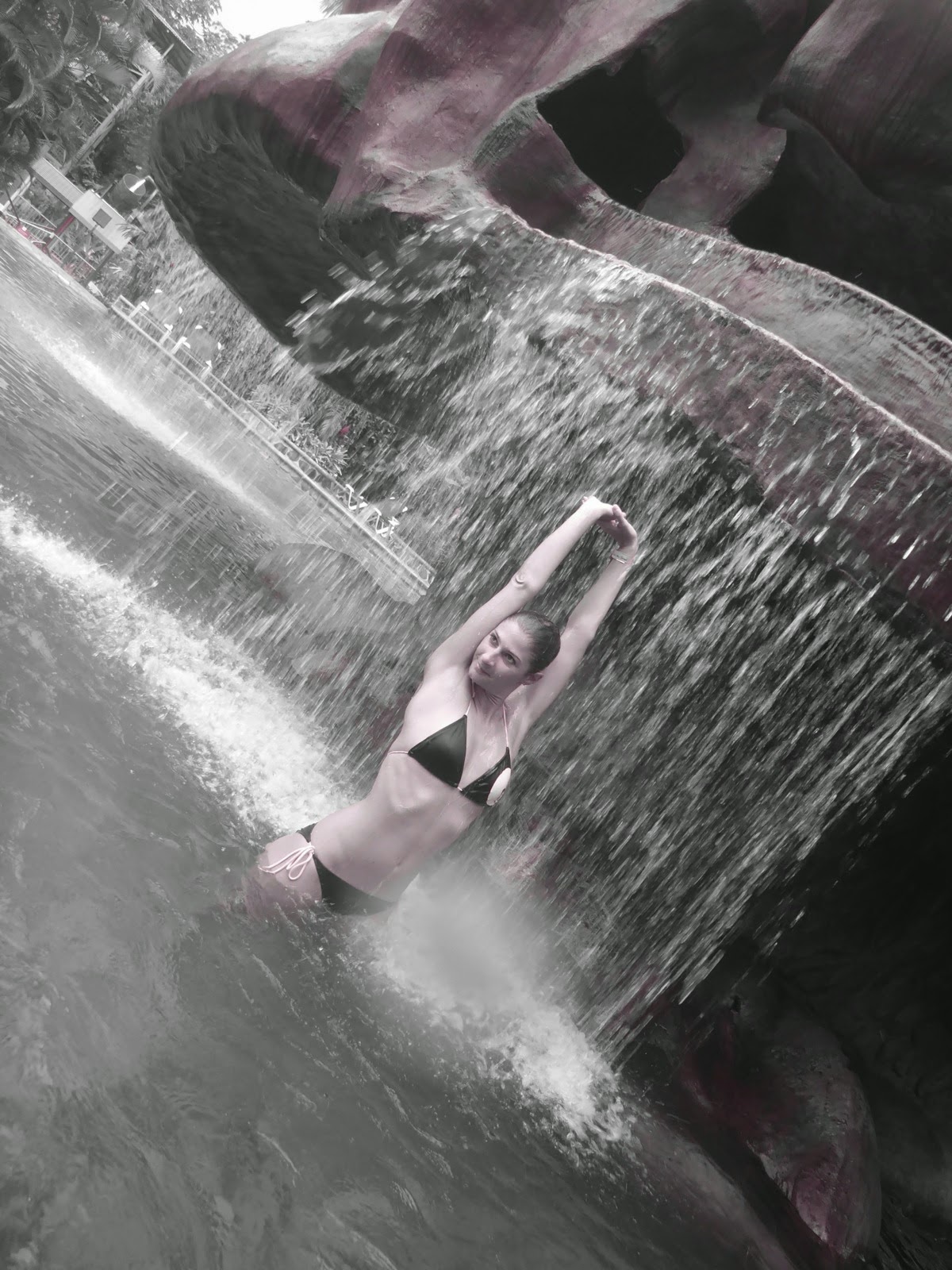 Sous un jet d’eau chaude, en noir et blanc
