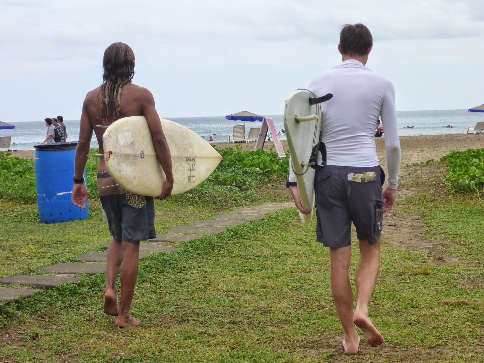 Deux surfeurs, planche sous le bras