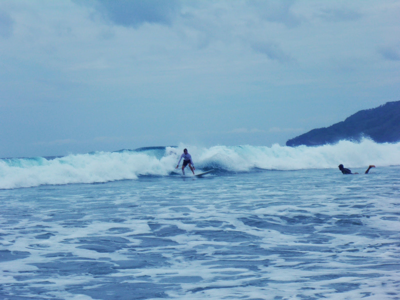 Un surfeur dans les vagues du Pacifique